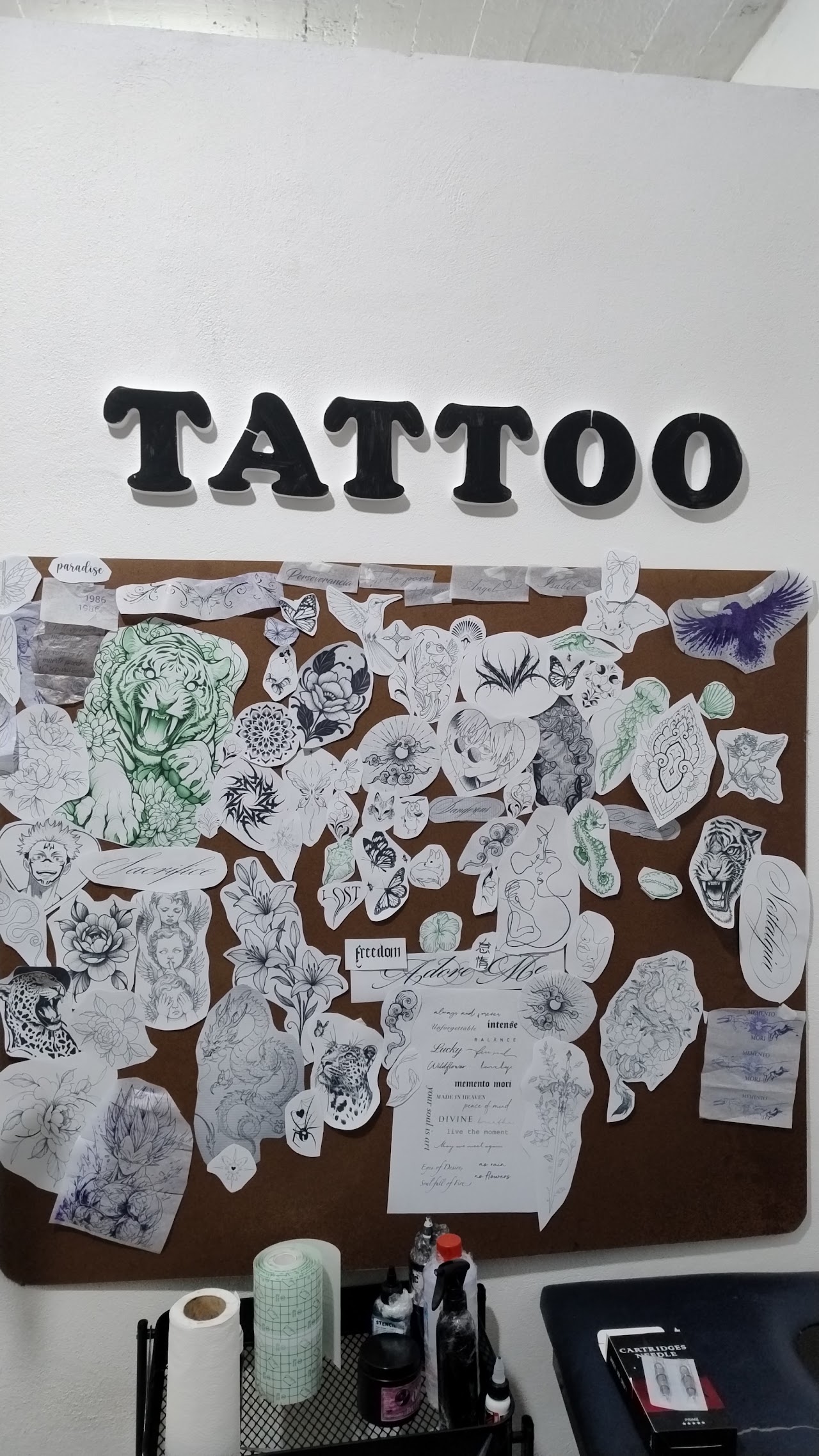 Interior del estudio ECK Art, pared de diseños